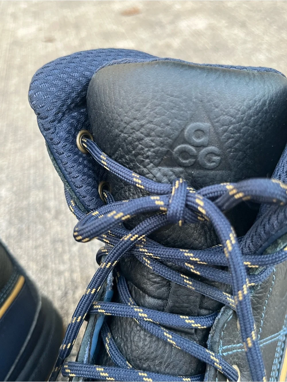 Nike Men's Navy and Tan Outdoor Lace-Up Boots